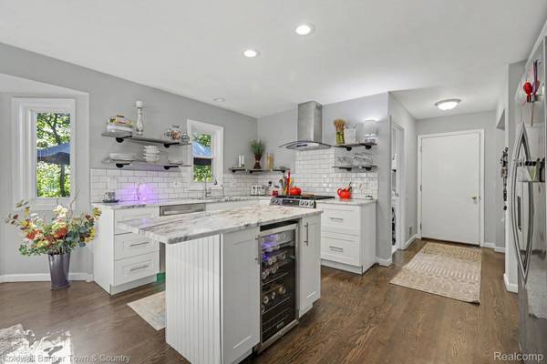 10802 Charring Cross CIR, Green Oak Township, MI 48189
