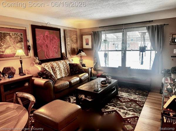 2470 Pinetree DR, Trenton, MI 48183