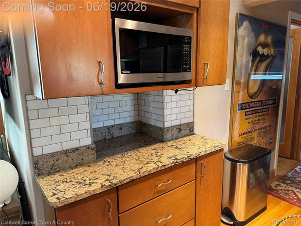 2470 Pinetree DR, Trenton, MI 48183