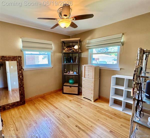 2470 Pinetree DR, Trenton, MI 48183