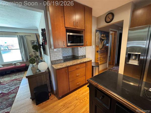 2470 Pinetree DR, Trenton, MI 48183
