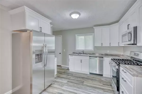 77 Greenbrier LN, Rochester, NY 14623