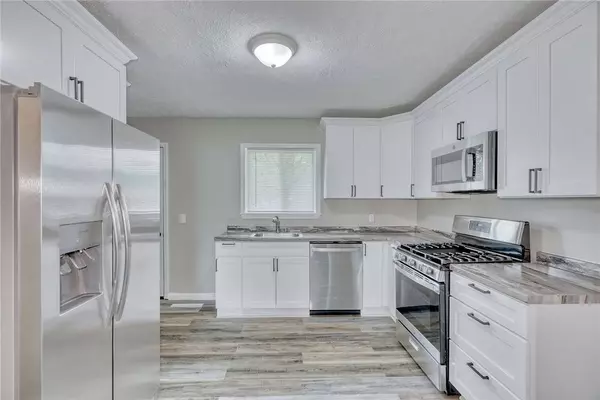 77 Greenbrier LN, Rochester, NY 14623