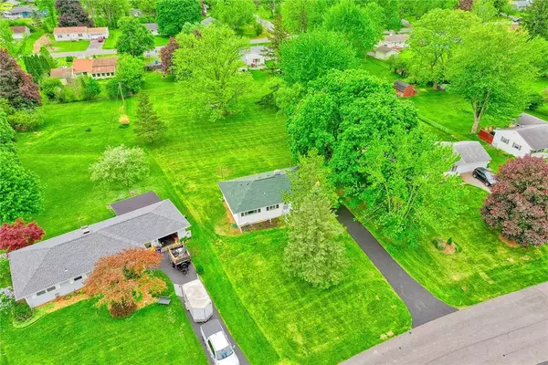 77 Greenbrier LN, Rochester, NY 14623