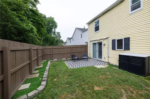 64 Old Stone LN, Rochester, NY 14615