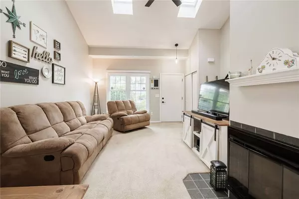 64 Old Stone LN, Rochester, NY 14615