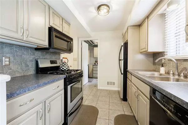 64 Old Stone LN, Rochester, NY 14615