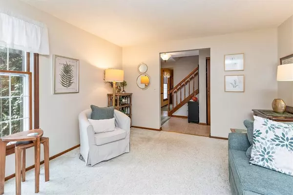 11 Tree Top LN, West Henrietta, NY 14586