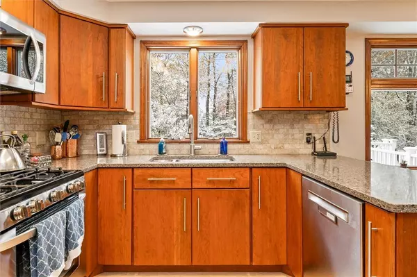 11 Tree Top LN, West Henrietta, NY 14586