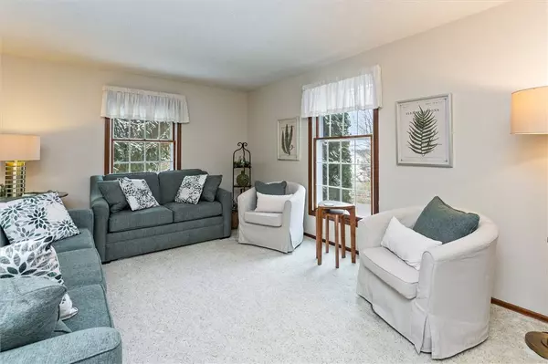 11 Tree Top LN, West Henrietta, NY 14586