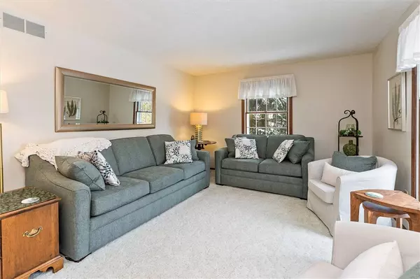 11 Tree Top LN, West Henrietta, NY 14586