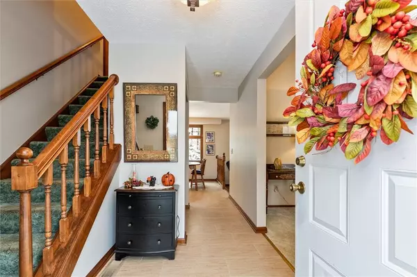 11 Tree Top LN, West Henrietta, NY 14586