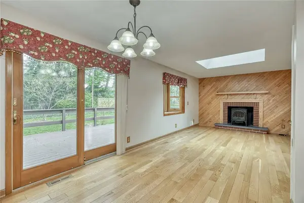 160 Courtly CIR, Rochester, NY 14615