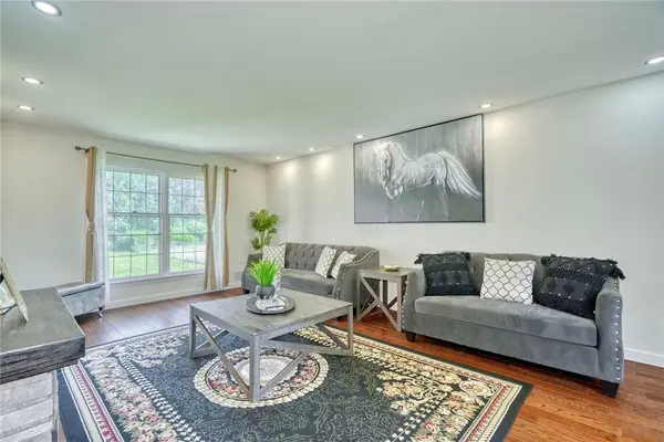 16 Kitty Hawk DR, Pittsford, NY 14534