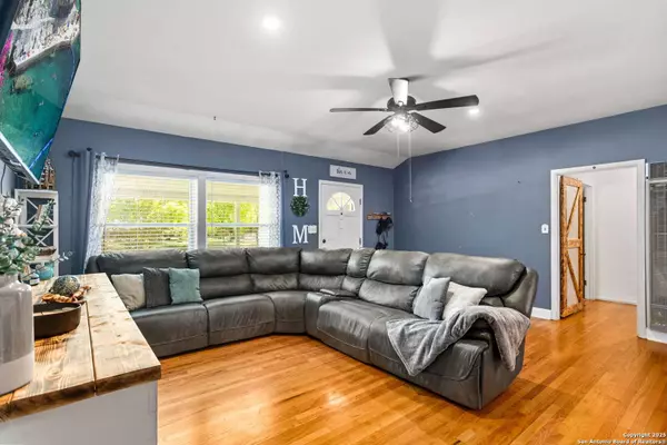 510 Sunset Dr., Seguin, TX 78155