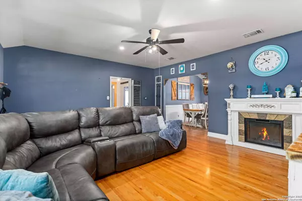 510 Sunset Dr., Seguin, TX 78155