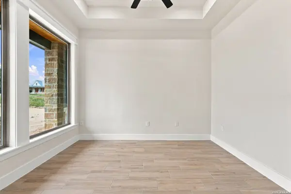 120 PIONEER DR, La Vernia, TX 78121