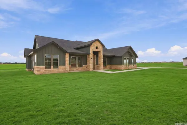 120 PIONEER DR, La Vernia, TX 78121