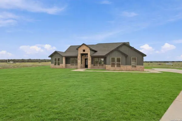120 PIONEER DR, La Vernia, TX 78121