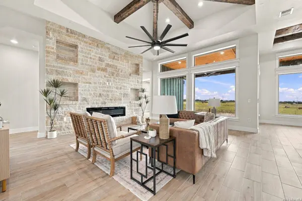 120 PIONEER DR, La Vernia, TX 78121