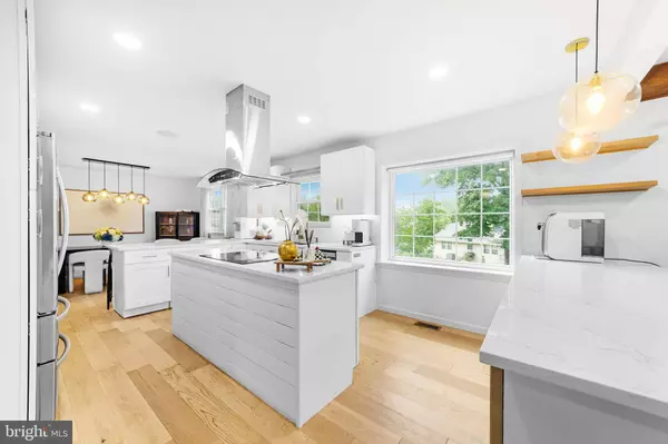 693 LINCOLN DR, Mount Laurel, NJ 08054