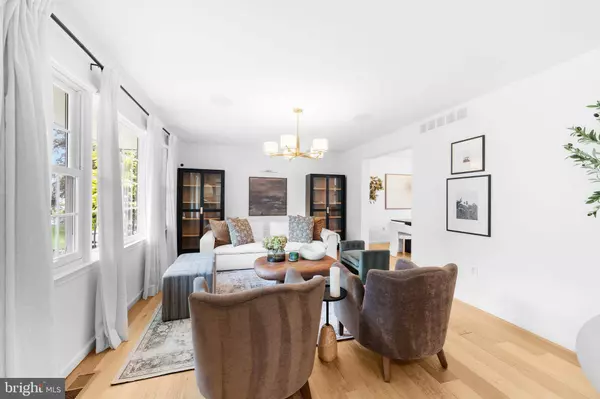 693 LINCOLN DR, Mount Laurel, NJ 08054