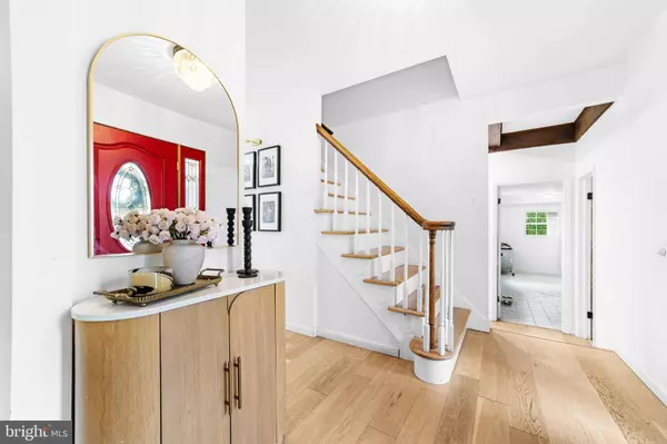 693 LINCOLN DR, Mount Laurel, NJ 08054