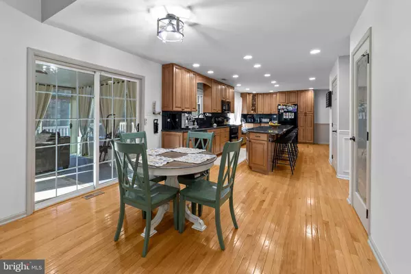 8 CHRISTOPHER DR, Marlton, NJ 08053