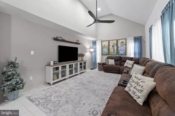 8 CHRISTOPHER DR, Marlton, NJ 08053