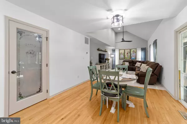 8 CHRISTOPHER DR, Marlton, NJ 08053