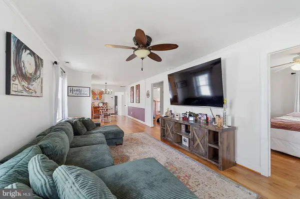 15 S CLINTON AVE, Maple Shade, NJ 08052
