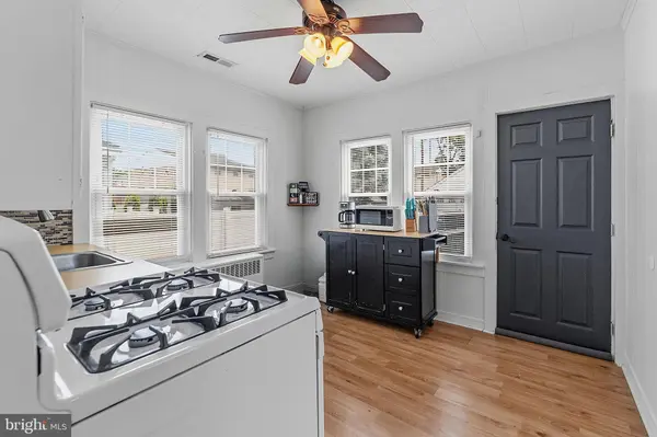 15 S CLINTON AVE, Maple Shade, NJ 08052