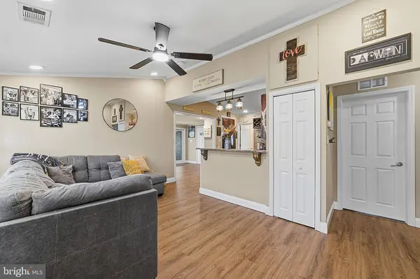 653 WINDSOR AVE, Maple Shade, NJ 08052