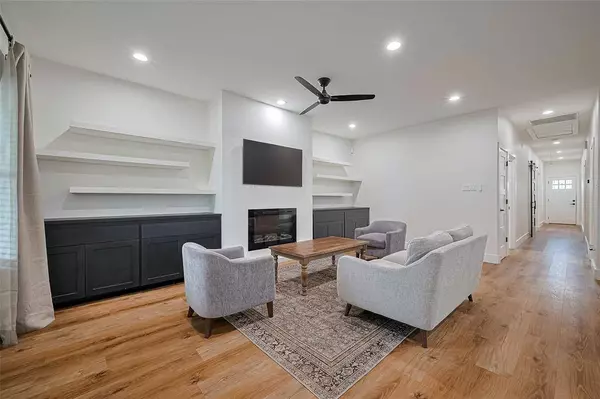 2015 Creston DR, Houston, TX 77026