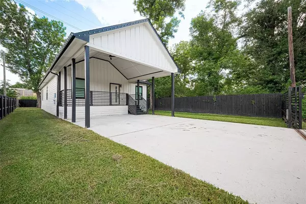 2015 Creston DR, Houston, TX 77026