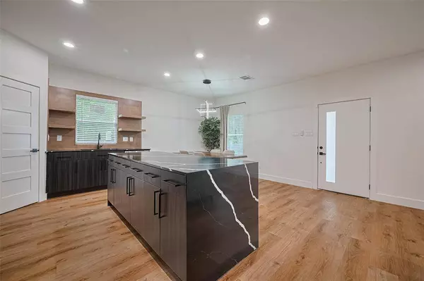 2015 Creston DR, Houston, TX 77026