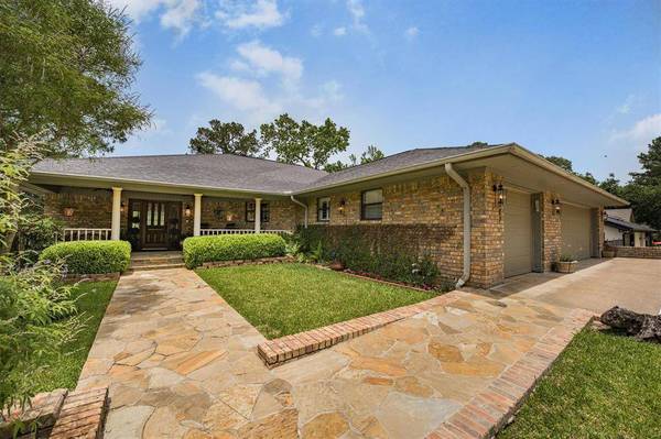 1927 E Lake DR, Huntsville, TX 77340