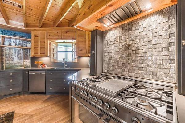 1927 E Lake DR, Huntsville, TX 77340