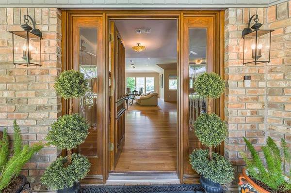 1927 E Lake DR, Huntsville, TX 77340