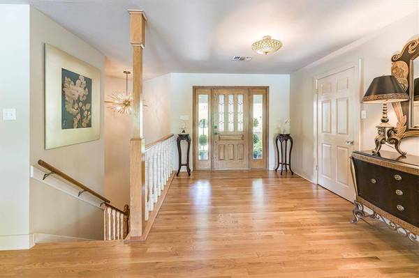 1927 E Lake DR, Huntsville, TX 77340