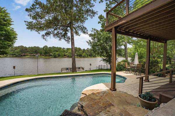 1927 E Lake DR, Huntsville, TX 77340