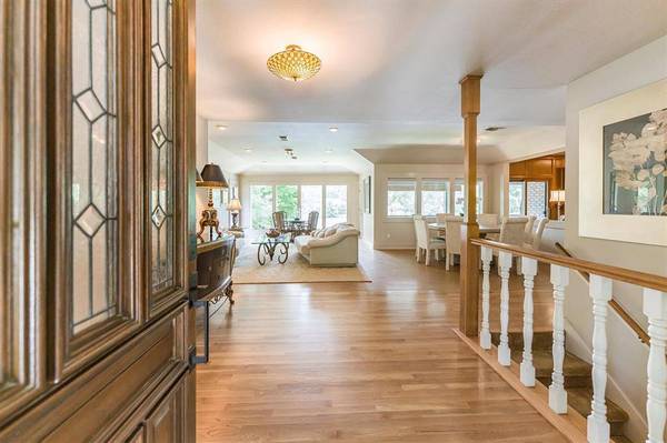 1927 E Lake DR, Huntsville, TX 77340