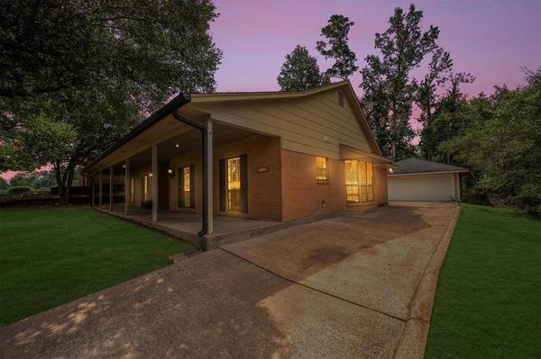 1001 Cherry Hills DR, Huntsville, TX 77340