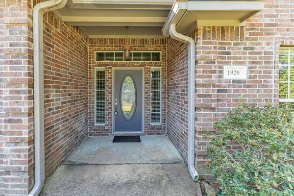 1929 Foxbriar, Huntsville, TX 77340