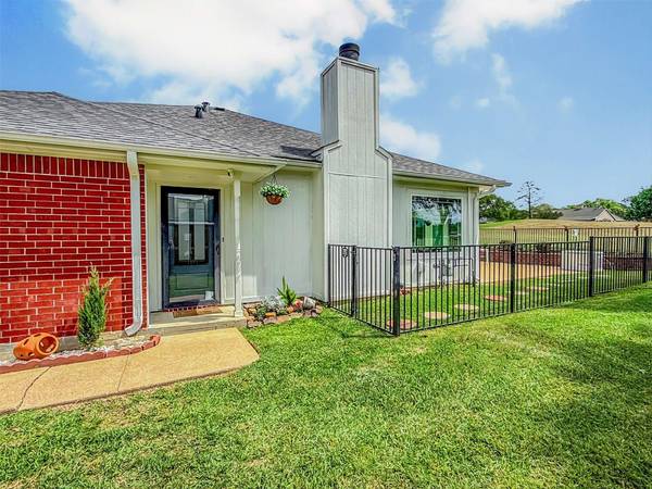 152 Waters Edge at 18th, Huntsville, TX 77340