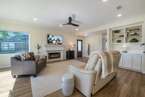 152 Waters Edge at 18th, Huntsville, TX 77340
