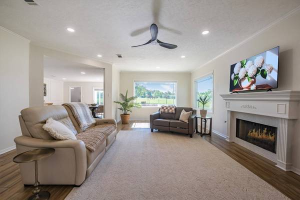152 Waters Edge at 18th, Huntsville, TX 77340