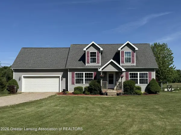5867 Hillcrest DR, Eaton Rapids, MI 48827