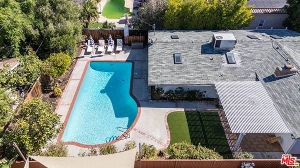 19837 Gilmore St, Woodland Hills, CA 91367