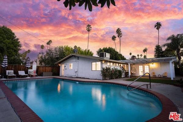 19837 Gilmore St, Woodland Hills, CA 91367